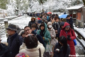 Menschen auf Einlass warten